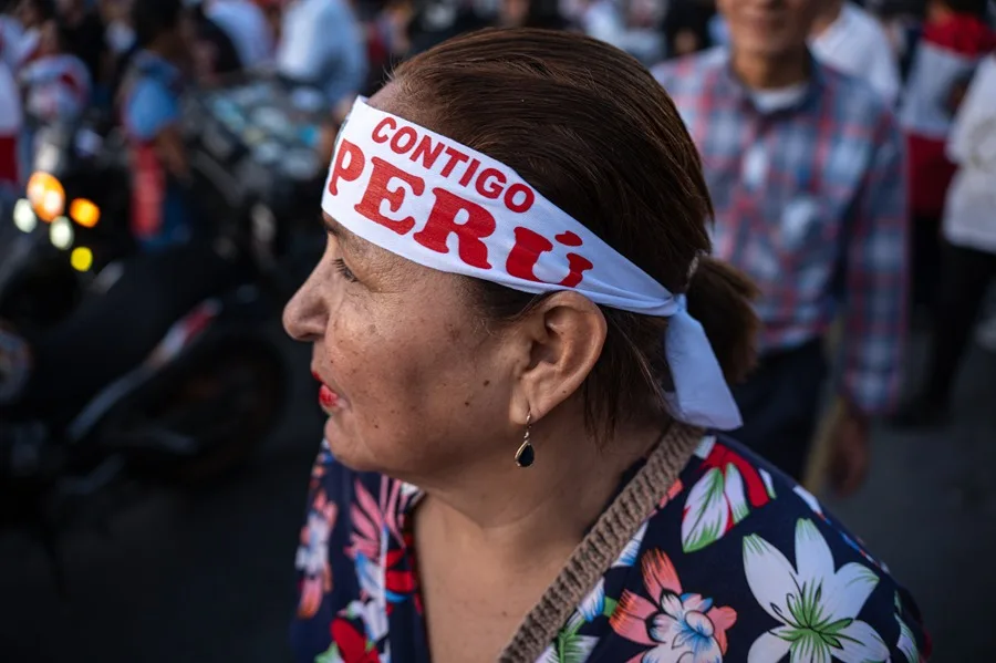 Una persona participa este domingo, en la Gran Marcha Defendamos la democracia, una manifestación convocada por personas que creen que hubo fraude electoral en las elecciones presidenciales en Perú, en Lima (Perú). EFE/ John Reyes